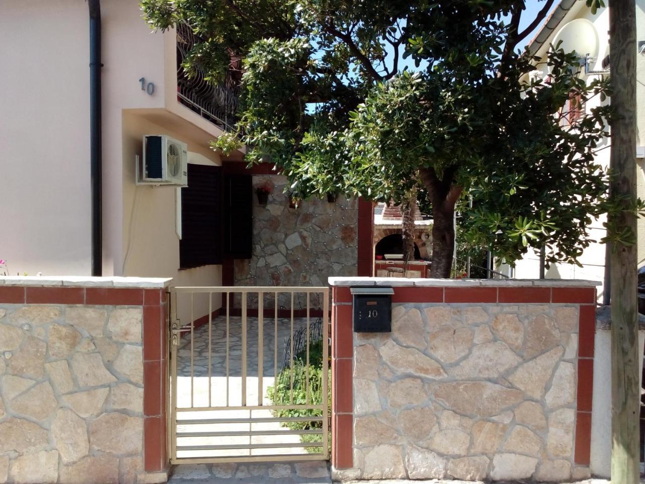 Apartment "Mislav" Gornji Karin Exterior photo